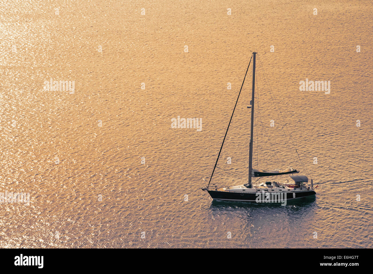 Barca a vela sul mare con tramonto per un concetto dello sfondo. Foto Stock