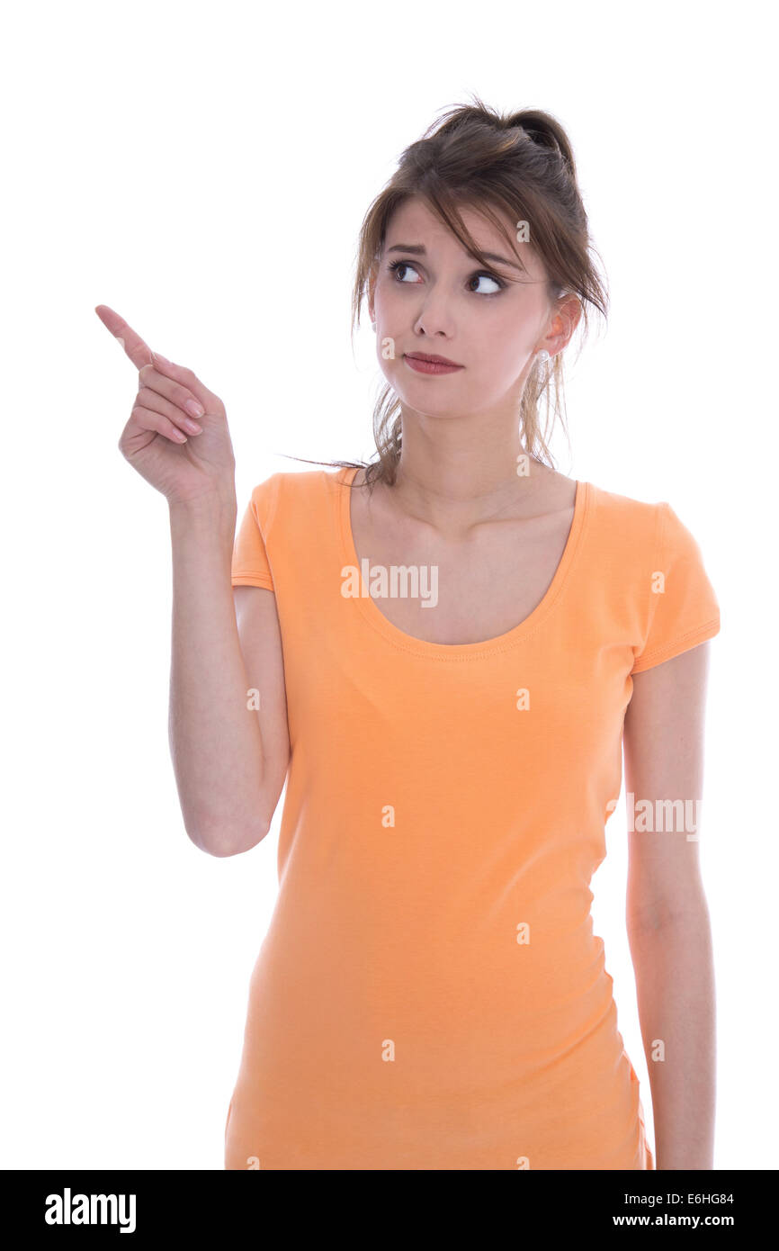 Ritratto di un trepidante isolato giovane ragazza in arancione puntando con il dito su bianco. Foto Stock