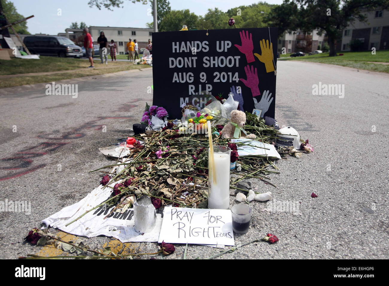 Ferguson, MO, Stati Uniti d'America. 23 Ago, 2014. Le persone si radunano vicino al memoriale dove 18-anno-vecchio Michael Brown morì in un funzionario coinvolte le riprese da Ferguson, Missouri. Dopo giorni di rivolta e di disordini, la zona è ritornata la calma, sebbene pacifica protesta ancora ha avuto luogo. Durante il giorno le persone sono state organizzando a votare, aiutando gli altri attraverso il barbecue e distribuisce le acque e lutto presso il Memorial. Credito: Krista Kennell/ZUMA filo/Alamy Live News Foto Stock