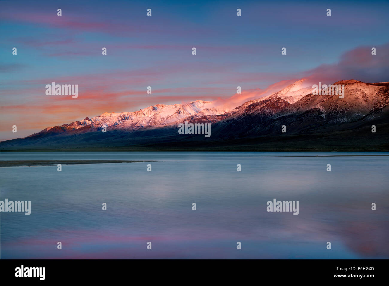 Mann lago e montagna Steens a sunrise, Oregon Foto Stock