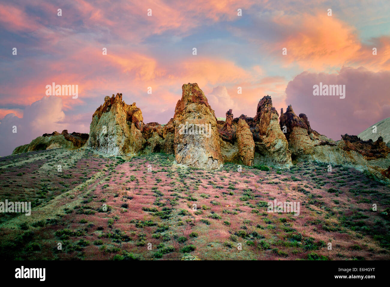 Formazioni rocciose con red Brome erba e nuvole in Leslie Gultch. Malhuer County, Oregon Foto Stock