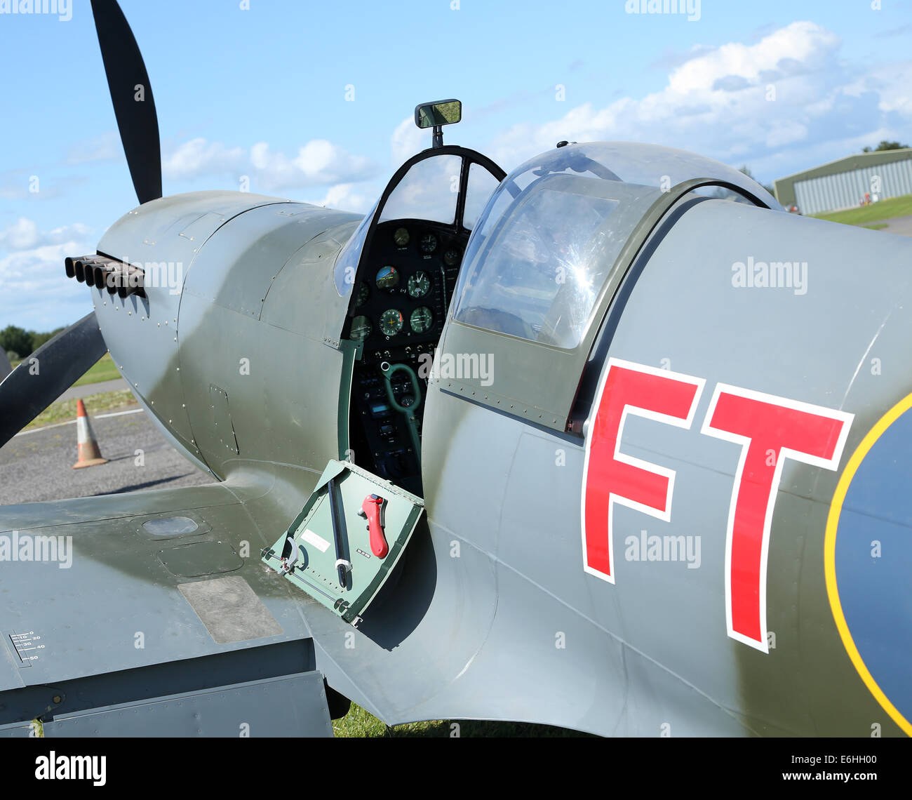 Dettaglio del pozzetto di una replica in scala, spitfire abbastanza buona da una distanza a guardare. Aviosuperficie Hestridge Agosto 2014 Foto Stock