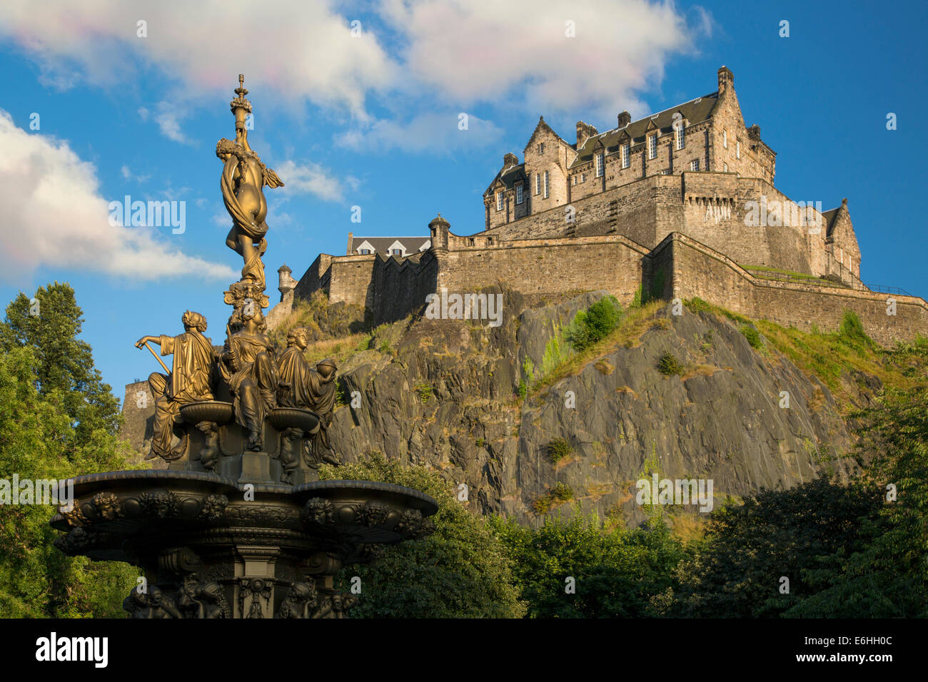 Ross Fontana in Princes Street Garden e il vecchio castello di Edimburgo, Scozia Foto Stock