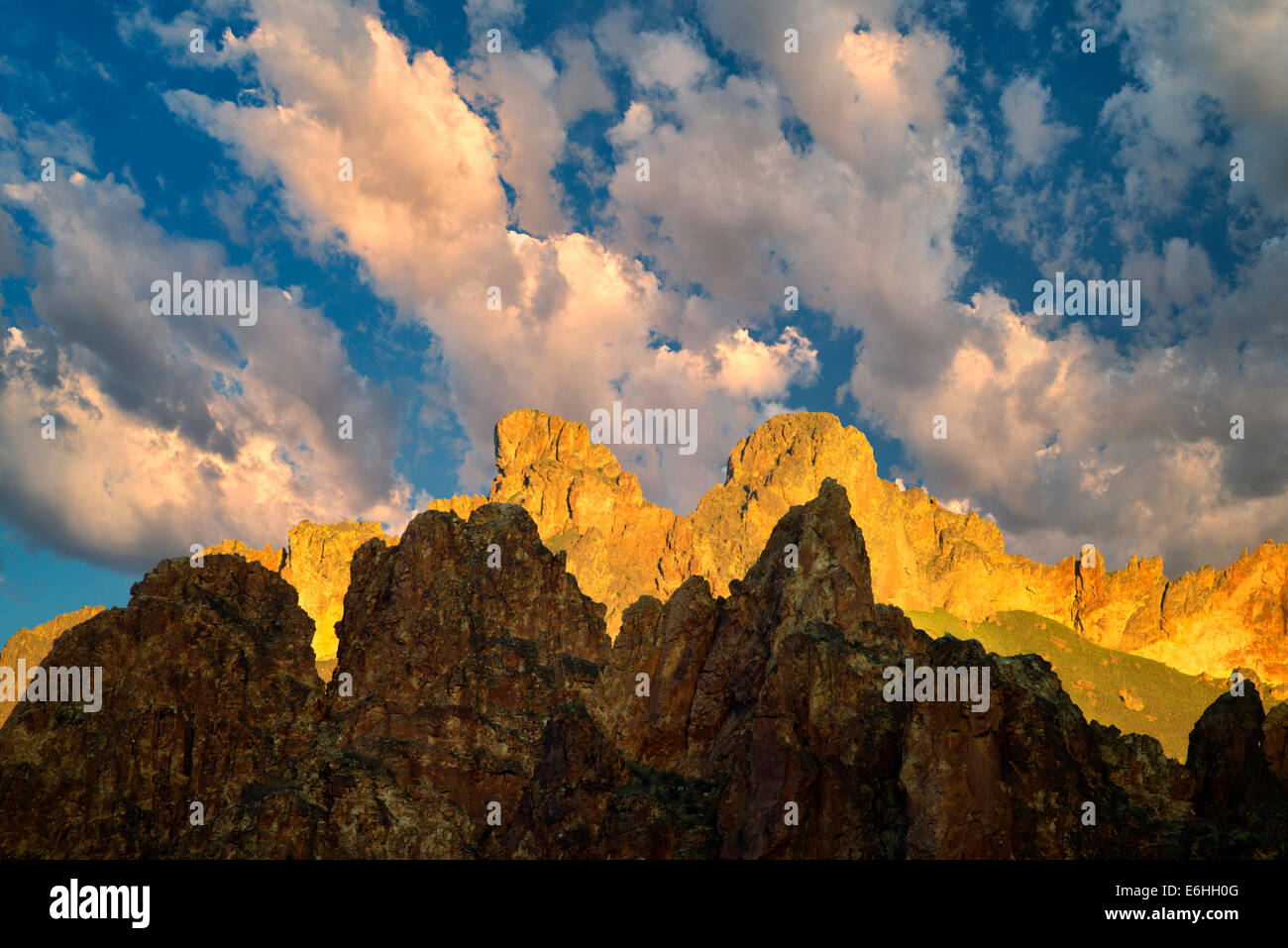 Le formazioni rocciose e le nuvole in Leslie Gultch. Malhuer County, Oregon Foto Stock