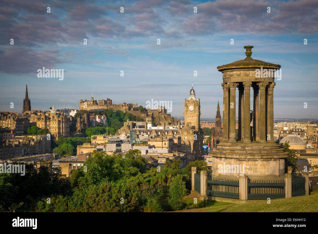 La mattina presto a Dugald Stewart monumento - vista da Calton Hill su Edimburgo, Scozia Foto Stock