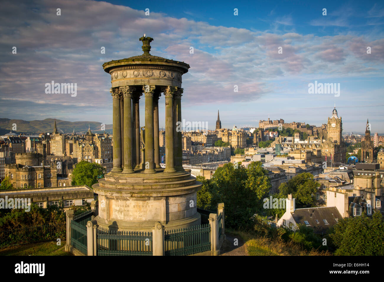 La mattina presto a Dugald Stewart monumento - vista da Calton Hill su Edimburgo, Scozia Foto Stock