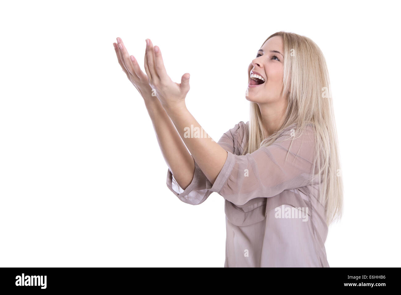 Ritratto di un entusiasta bellissima giovane donna isolato alzando le mani in aria. Foto Stock