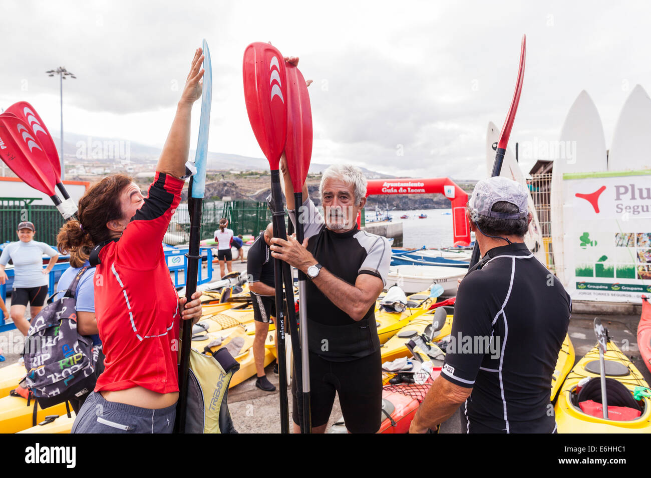 Ai partecipanti di ottenere i loro remi pronto per una gara di kayak da Playa San Juan in Tenerife, Isole Canarie, Spagna Foto Stock