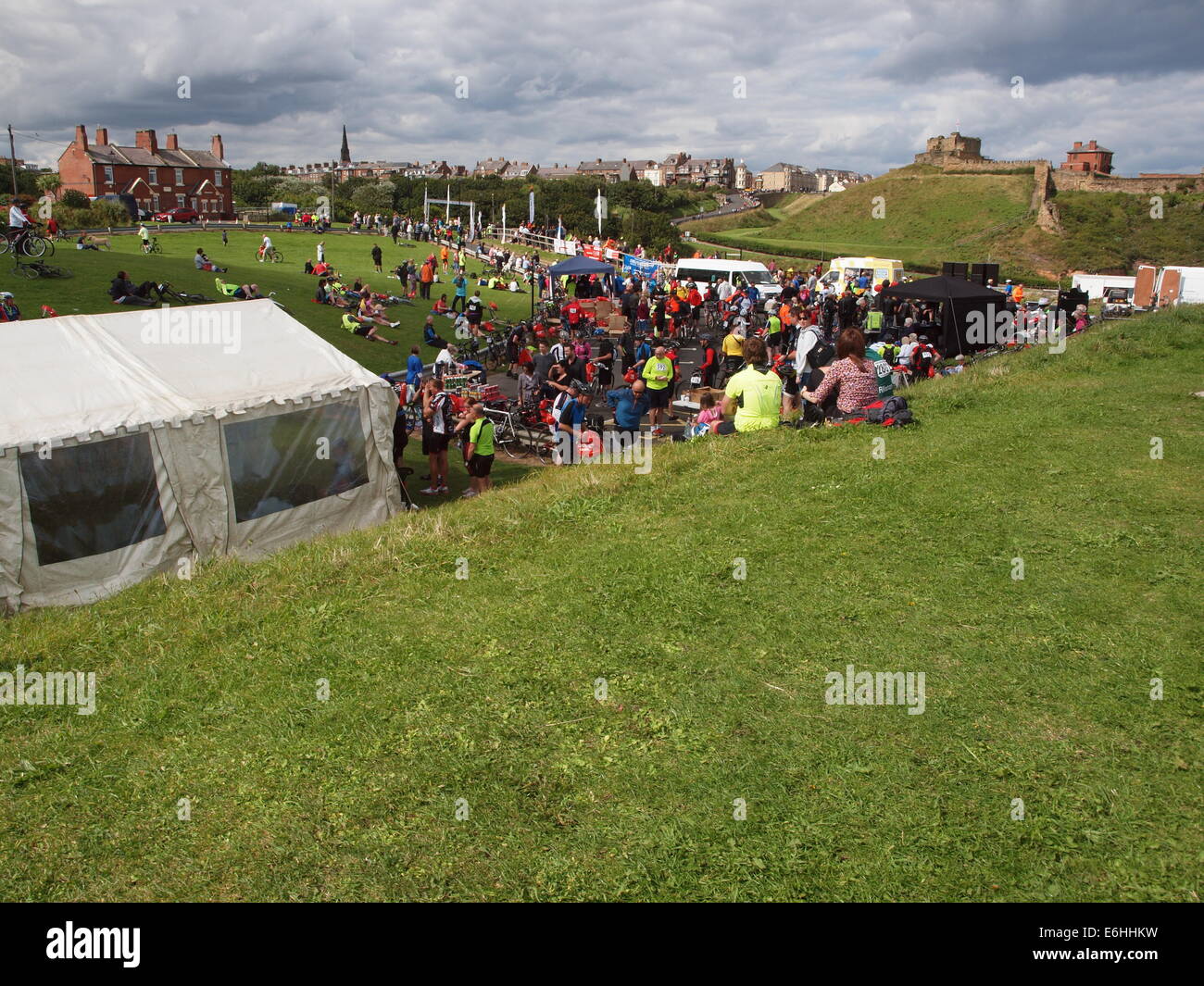 Tynemouth, Newcastle Upon Tyne, Regno Unito 24 Ago, 2014. Il 57 miglio Grande Nord in Bicicletta da Seahouses di Tynemouth in aiuto dei ''Chris Lucas fiducia'' cura per i giovani adulti e bambini con il cancro. Credito: James Walsh Alamy/Live News Foto Stock