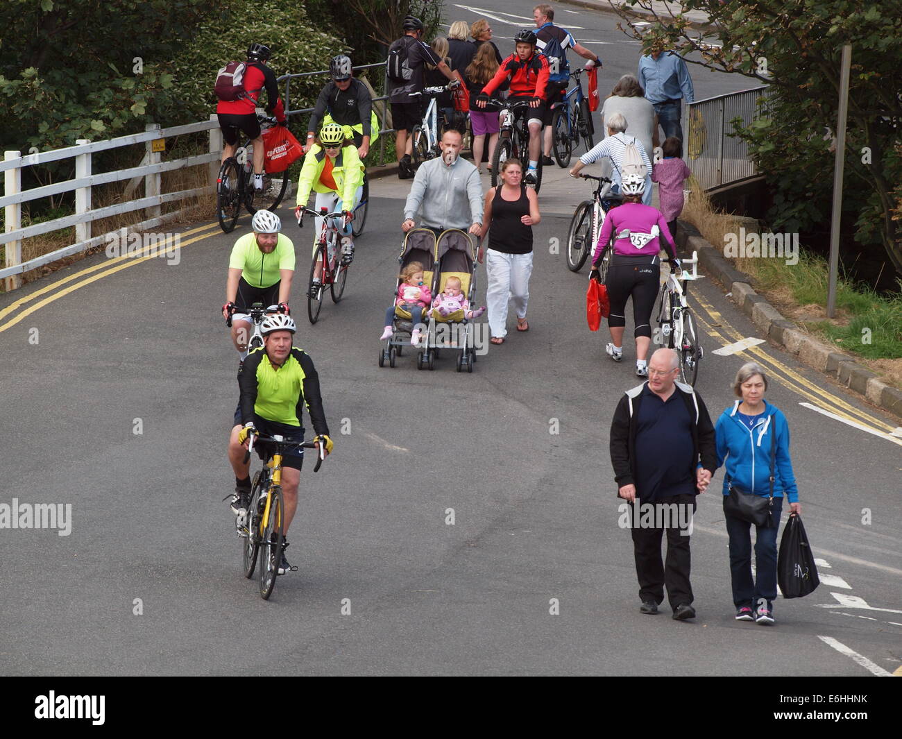 Tynemouth, Newcastle Upon Tyne, Regno Unito 24 Ago, 2014. Il 57 miglio Grande Nord in Bicicletta da seahouses di Tynemouth in aiuto dei ''Chris Lucas fiducia'' cura per i giovani adulti e bambini con il cancro. Credito: James Walsh Alamy/Live News Foto Stock