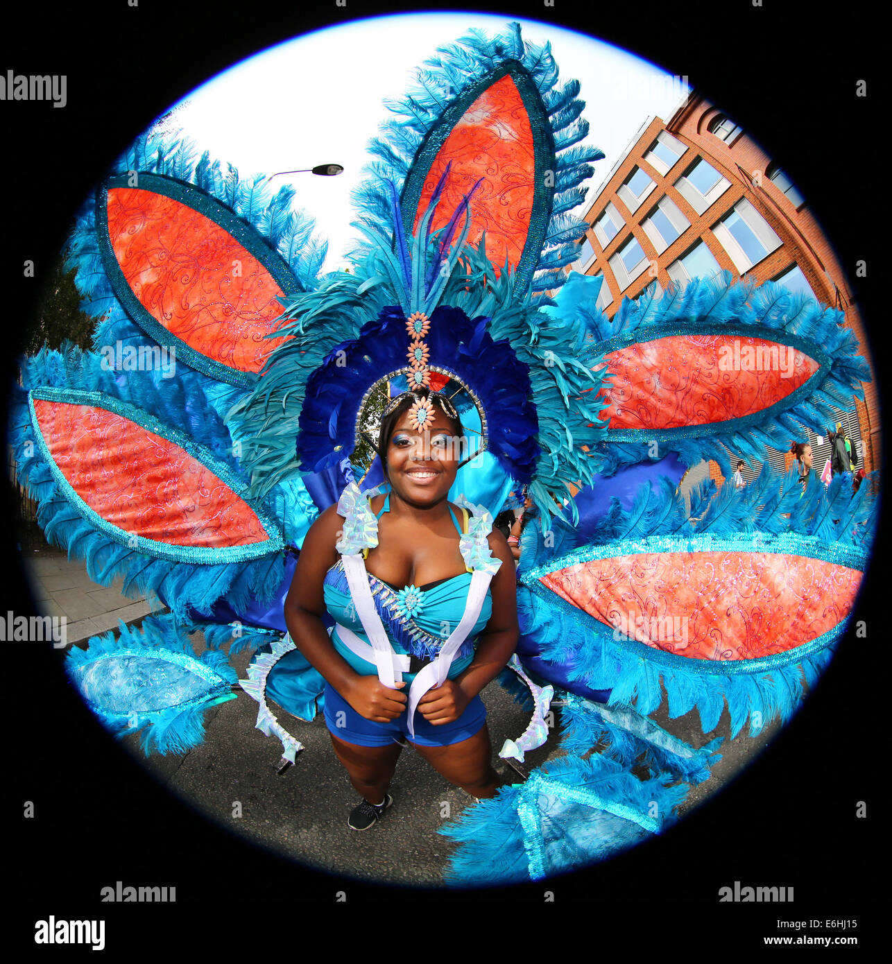 Londra, Regno Unito. 24 agosto 2014. I partecipanti alla parata sulla Giornata dei bambini al carnevale di Notting Hill 2014, Londra. Il primo giorno del carnevale è tradizionalmente per i bambini ma ci sono un sacco di adulti partecipa come bene. Credito: Paul Brown/Alamy Live News Foto Stock