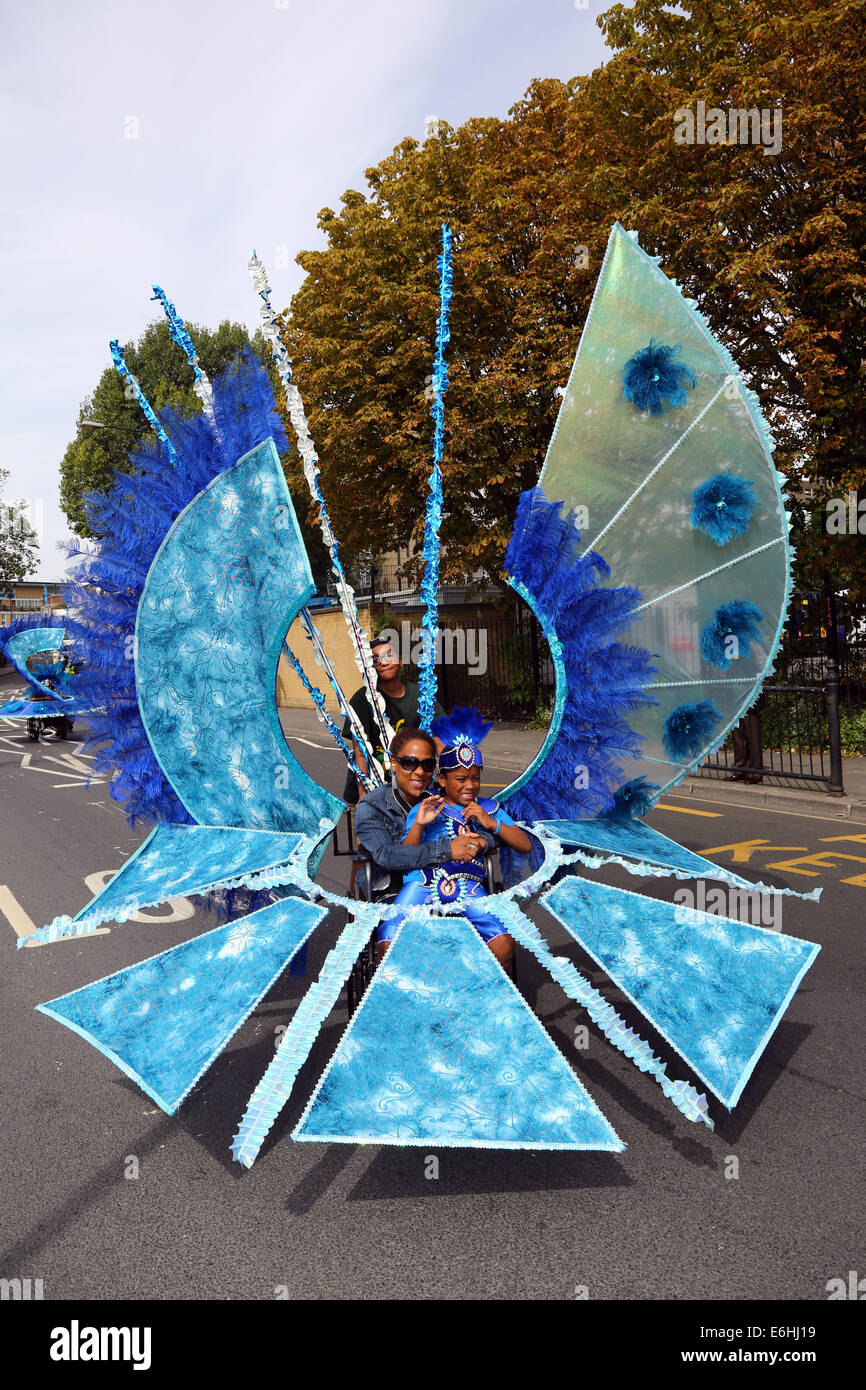 Londra, Regno Unito. 24 agosto 2014. I partecipanti alla parata sulla Giornata dei bambini al carnevale di Notting Hill 2014, Londra. Il primo giorno del carnevale è tradizionalmente per i bambini ma ci sono un sacco di adulti partecipa come bene. Credito: Paul Brown/Alamy Live News Foto Stock