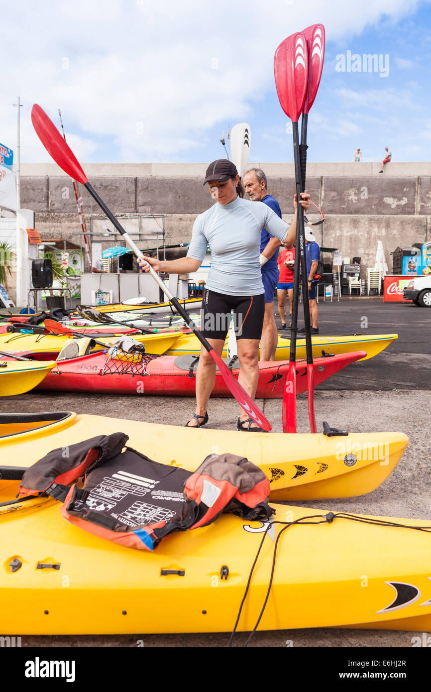 Ai partecipanti di ottenere i loro remi pronto per una gara di kayak da Playa San Juan in Tenerife, Isole Canarie, Spagna Foto Stock