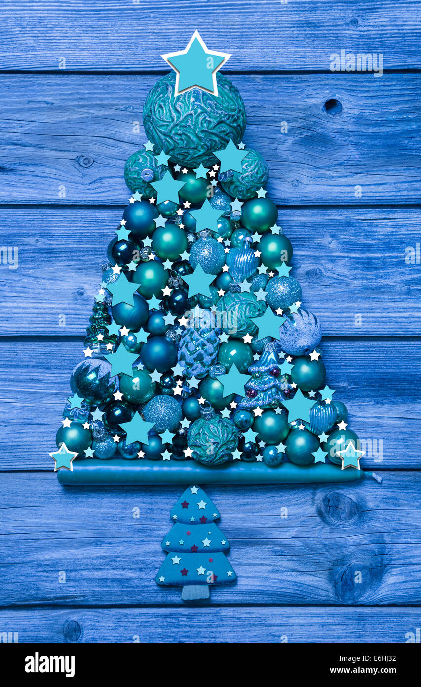 Blu Turchese e albero di natale di sfere di decorazione su legno - moderno in stile country. Foto Stock