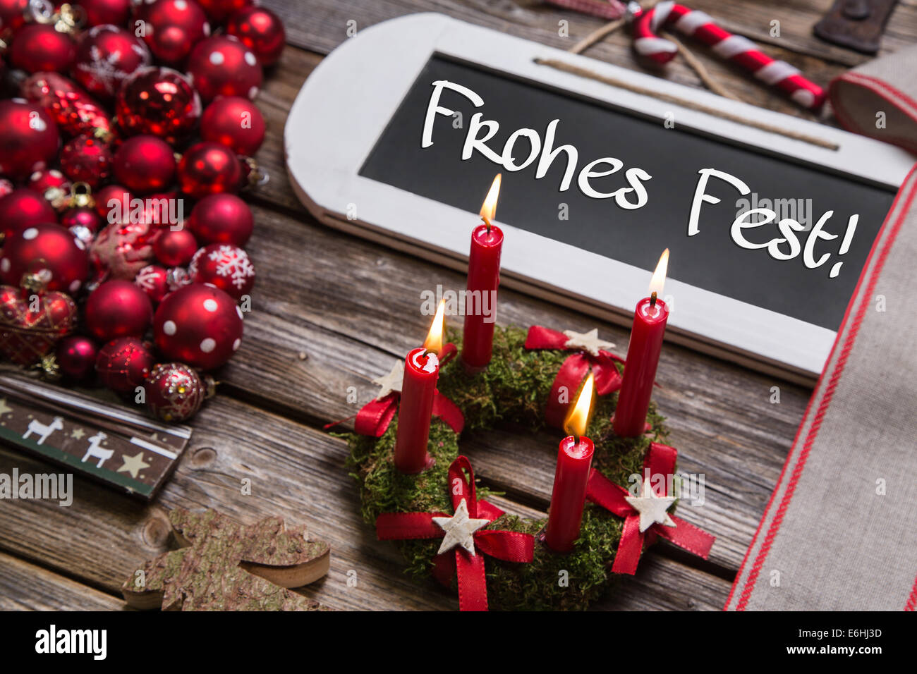 Merry Christmas greeting card con quattro candele rosse e testo tedesco: "Frohes Fest'. Foto Stock