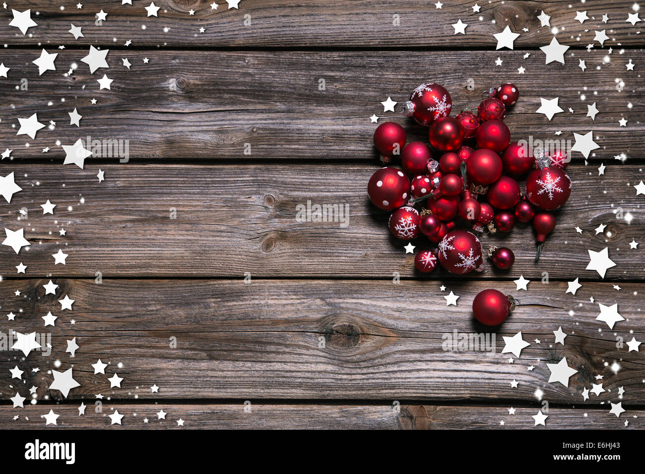 Rustico in legno sfondo di Natale con palline rosse e come cornice in stile  country Foto stock - Alamy
