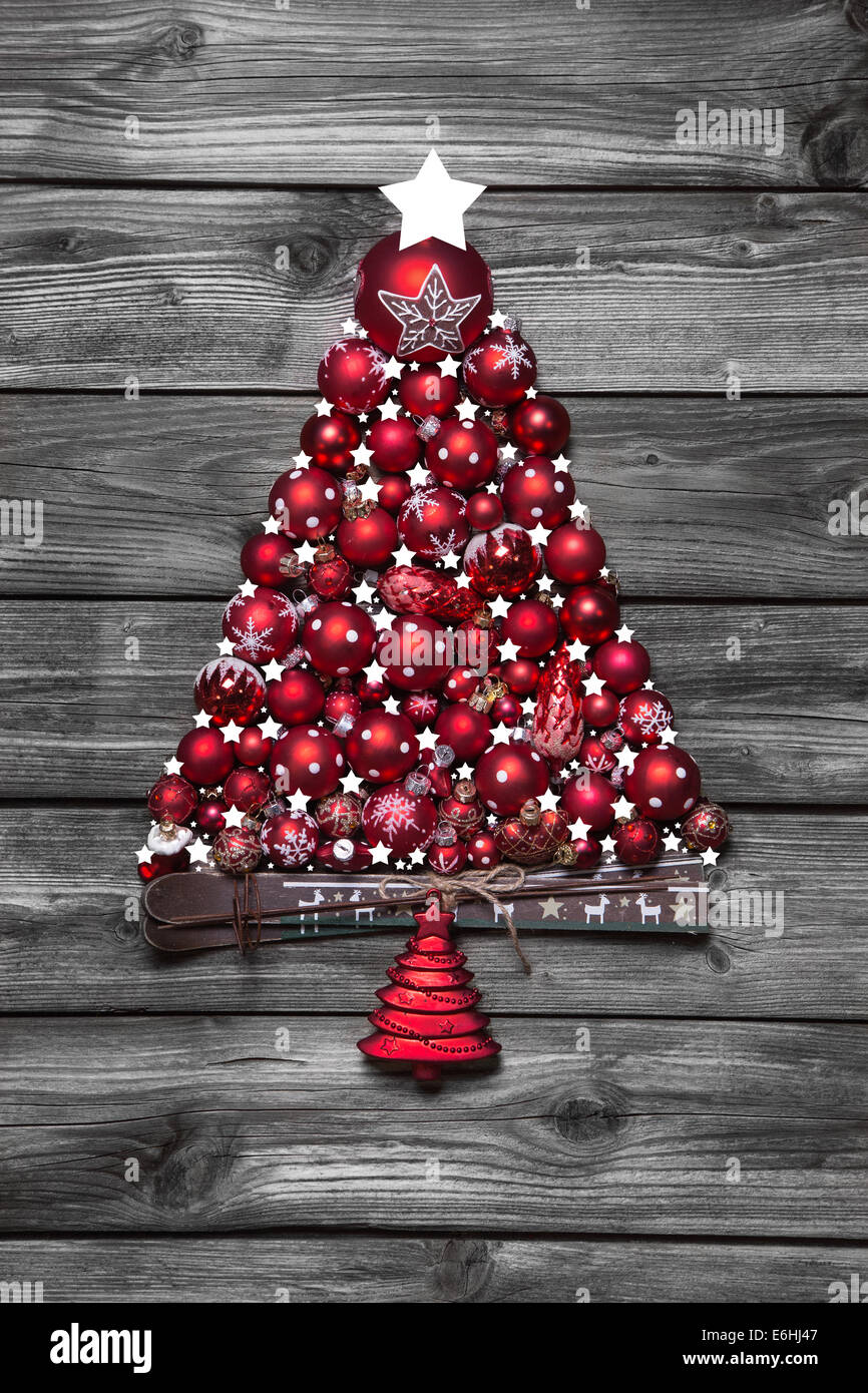 Albero Di Natale Bianco E Rosso Shabby.Rosso Di Albero Di Natale Con Le Palle Su Legno Vecchio Shabby Chic Sfondo Foto Stock Alamy