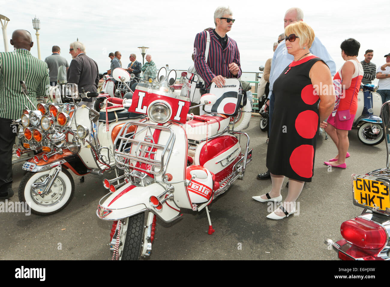 Mod all Weekender, Brighton 2014, Madeira Drive, Brighton, East Sussex, REGNO UNITO . Si tratta di un evento annuale della cultura britannica dei Mod sulla costa meridionale dell'Inghilterra con lo scooter classico come mezzo di trasporto scelto. I partecipanti allo scooter corrono a Beachy Head domenica pomeriggio. 24 agosto 2014 Foto Stock