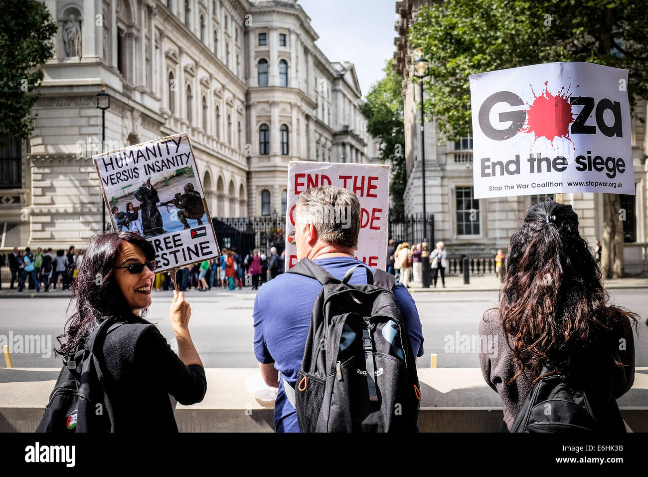 Manifestanti Pro-Palestinian dimostrare al di fuori di Downing street contro la vendita di armi a Israele. Foto Stock