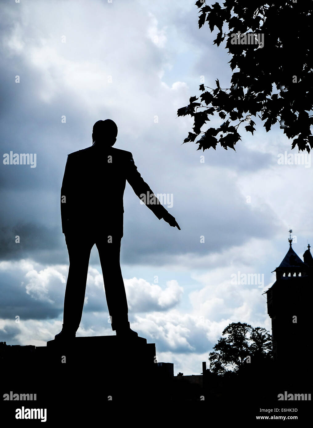 La silhouette della statua di Aneurin Bevan in Cardiff City Centre. Foto Stock