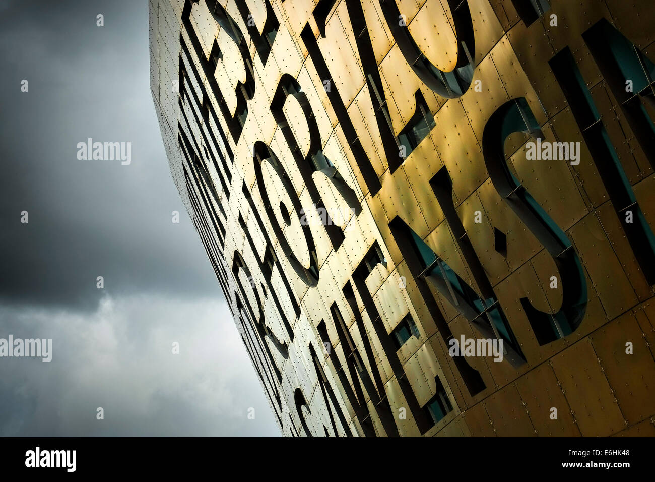 Il Cardiff Millenium edificio in Cardiff Bay. Foto Stock