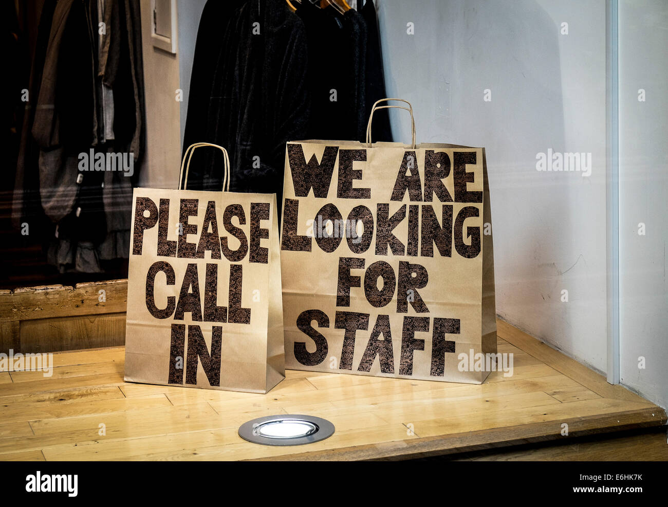 Un insolito annuncio per le assunzioni di personale nella vetrina di un negozio. Foto Stock