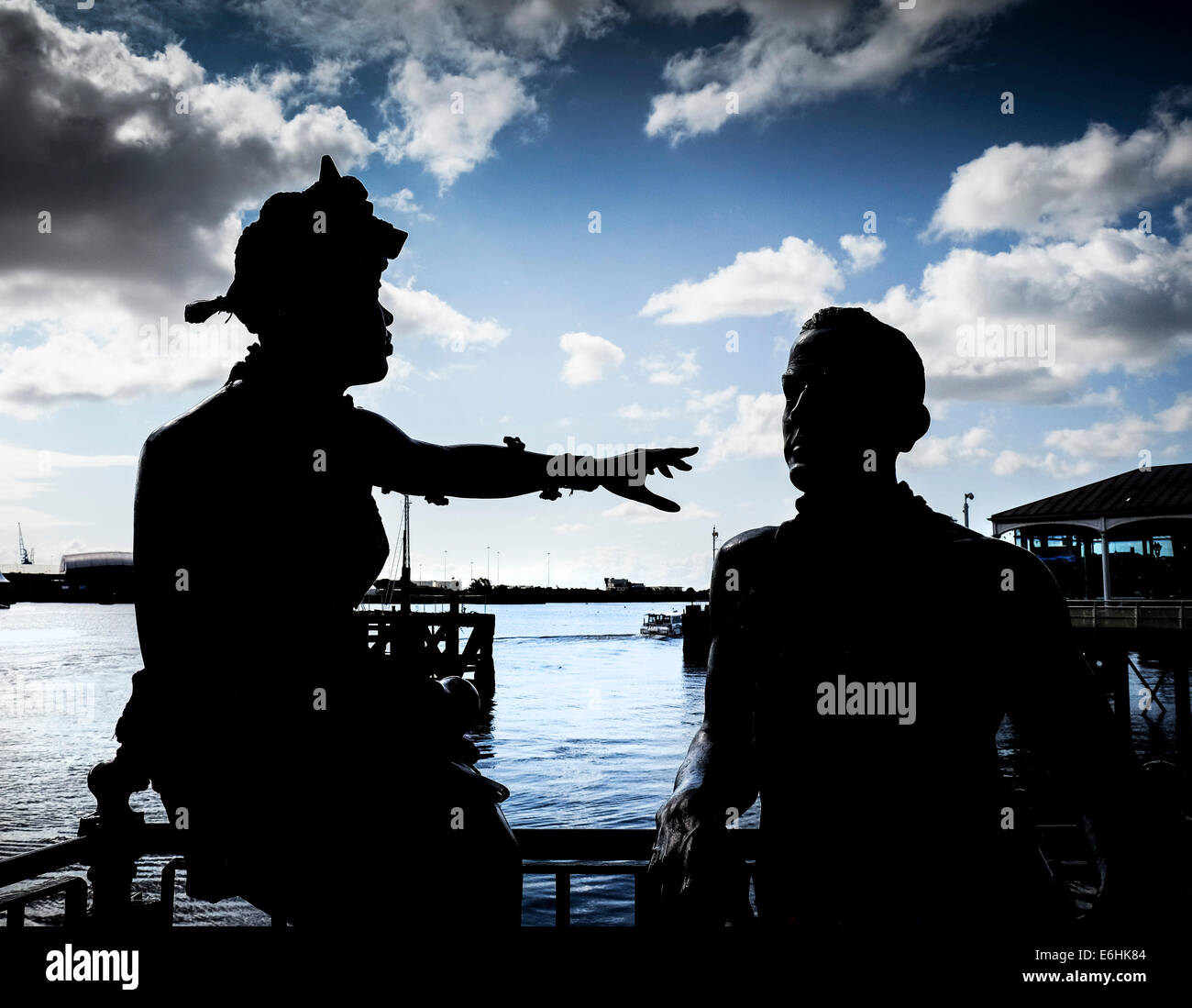 Persone come noi. Una scultura in bronzo di Cardiff Bay. Foto Stock