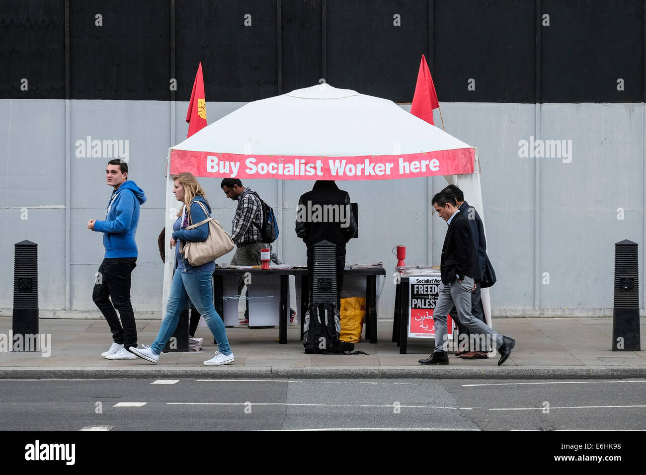 Una bancarella che vende copie del giornale socialista Worker in una strada. Foto Stock