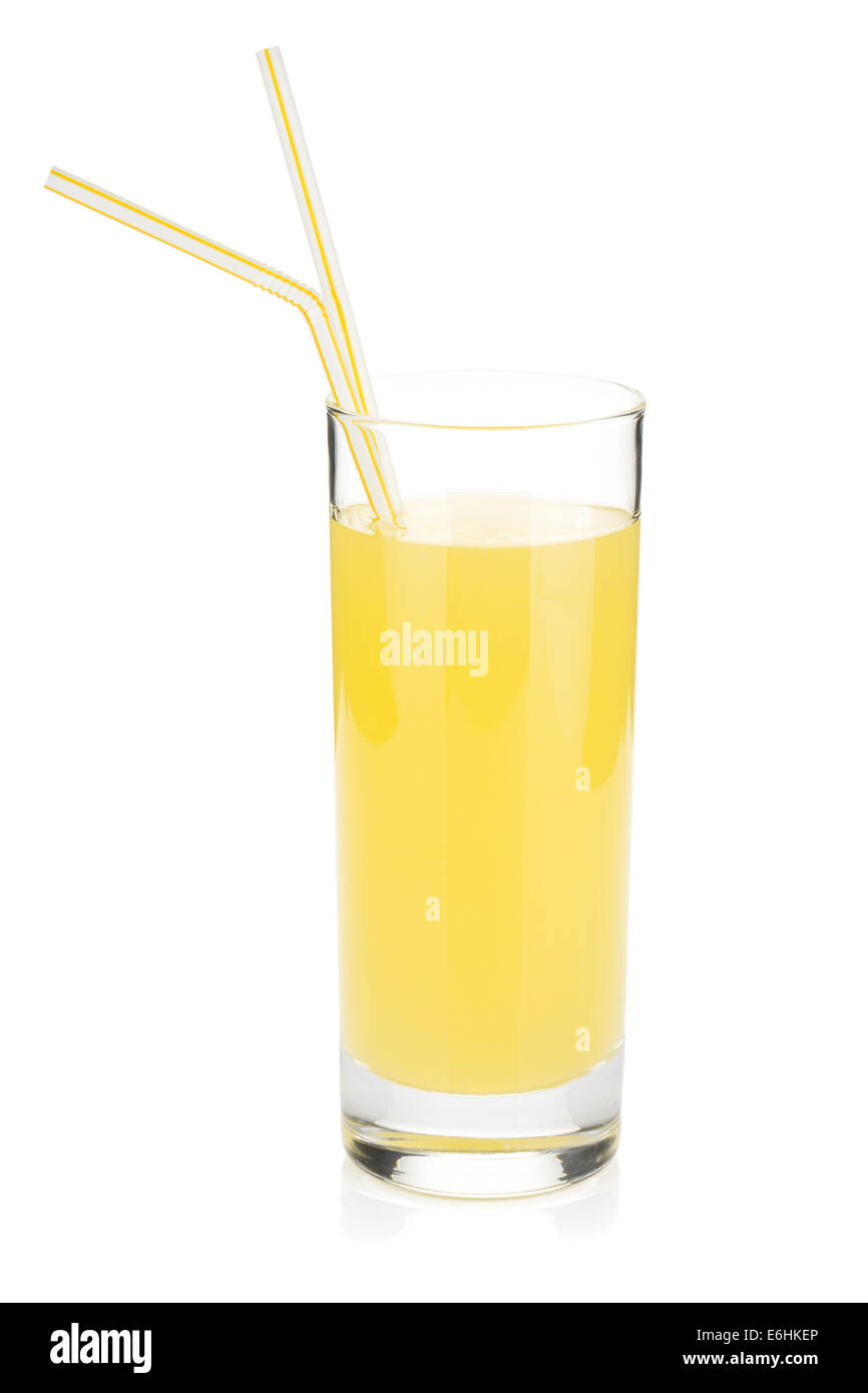 Il succo di limone di vetro con due cannuccia. Isolato su sfondo bianco Foto Stock