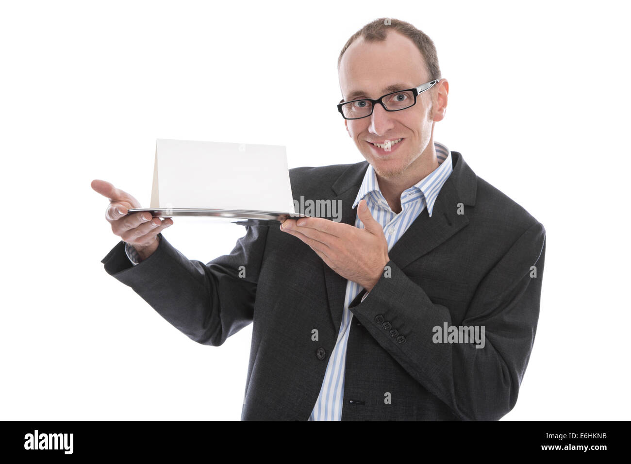 Isolato imprenditore divertente indossare tuta tenendo un cartello sul piatto d'argento su sfondo bianco. Foto Stock