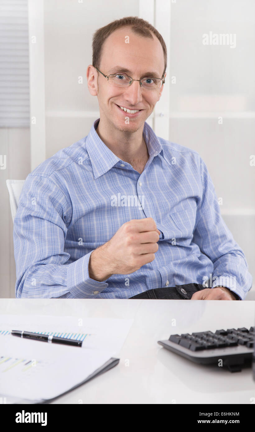 Il tifo e happy businessman seduta nel suo ufficio. Foto Stock