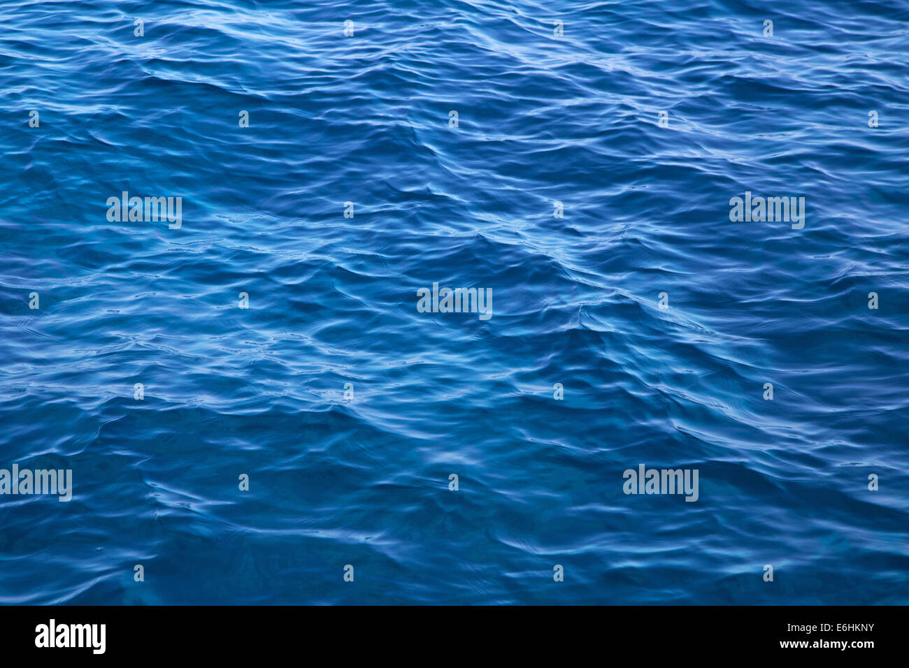 Il profondo blu del fondo di acqua in blu - svuotare e nessuno - solo onde. Superficie per una texture. Foto Stock