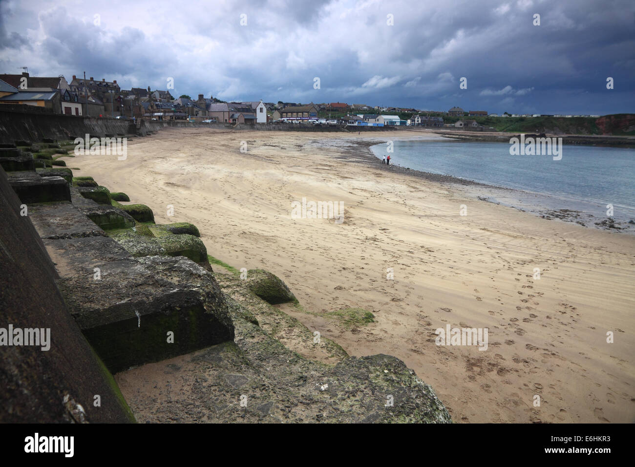 Spiaggia Eyemouth e 'The Bantry' per la difesa del mare in un giorno di tempesta, Berwickshire, Scozia Foto Stock
