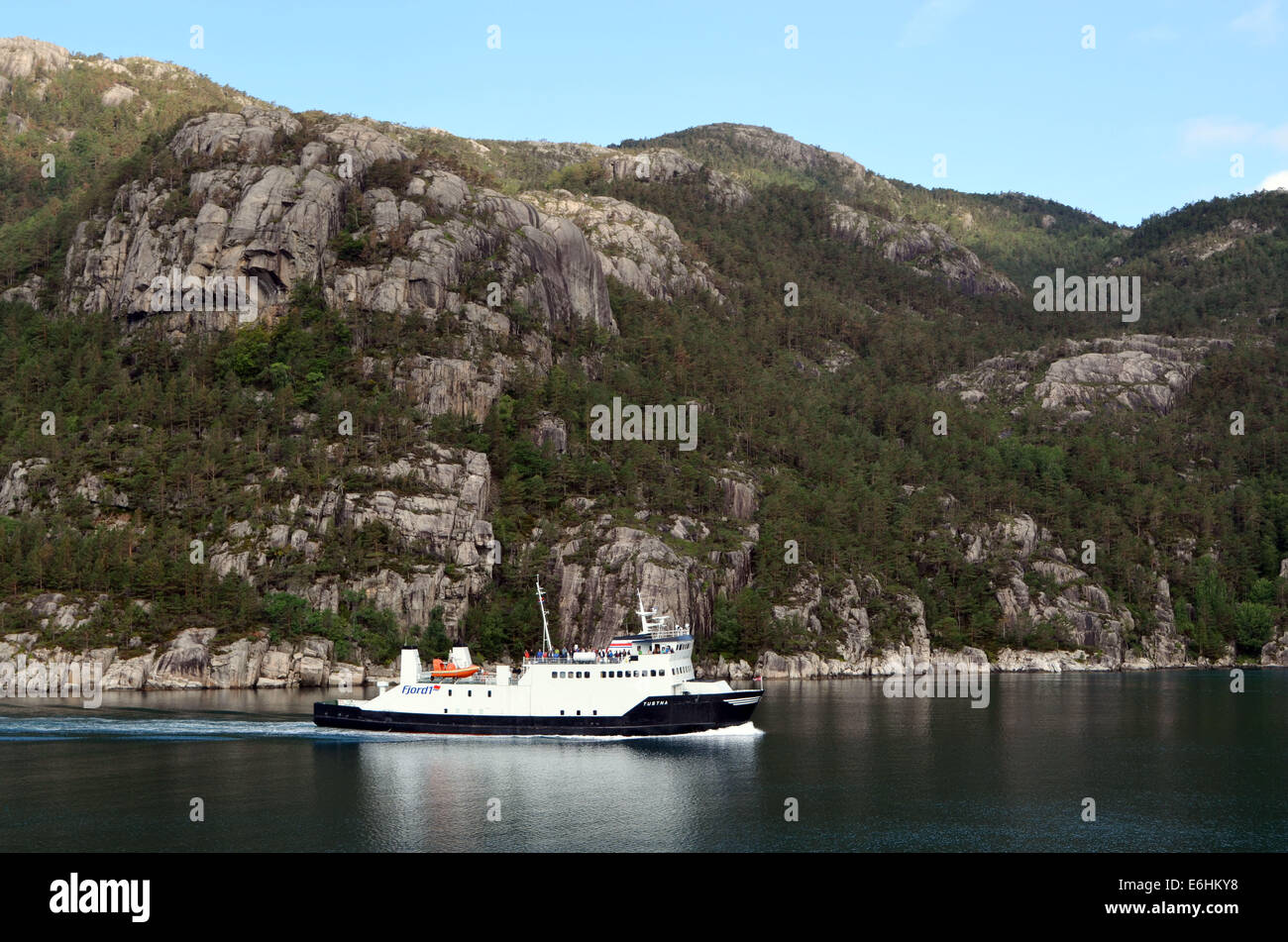 Il battello prosegue lungo la costa norvegese, costantemente rendendo il suo modo sud,oltre le piccole isole. Foto Stock
