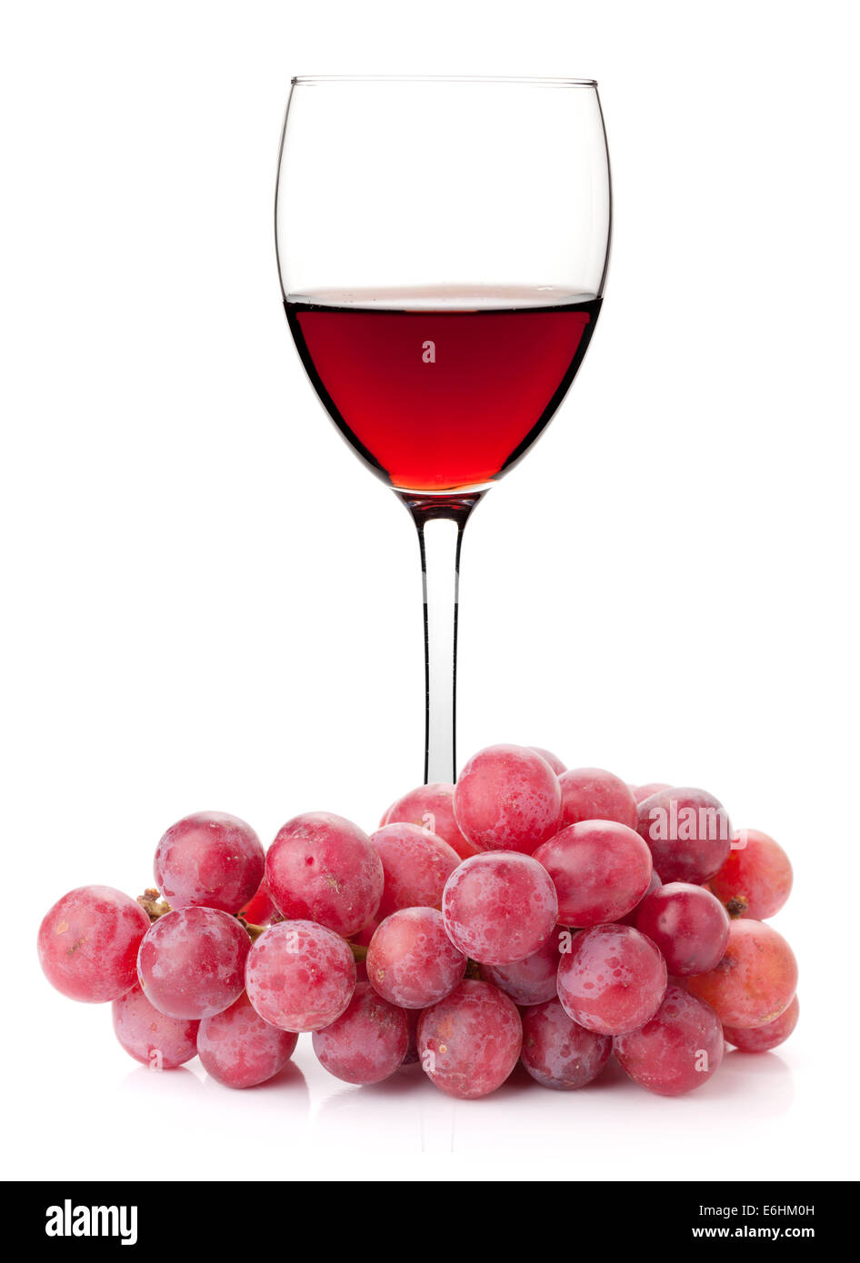 Vino rosato in vetro con uva rossa filiale. Isolato su sfondo bianco Foto Stock