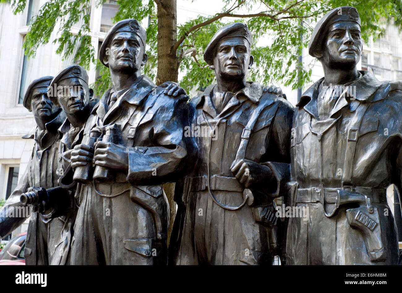 Royal serbatoio statua commemorativa,Whitehall, Westminster, London, England Regno Unito. Agosto 2014 scolpito da Vivien Mallock e raffigura il cr Foto Stock