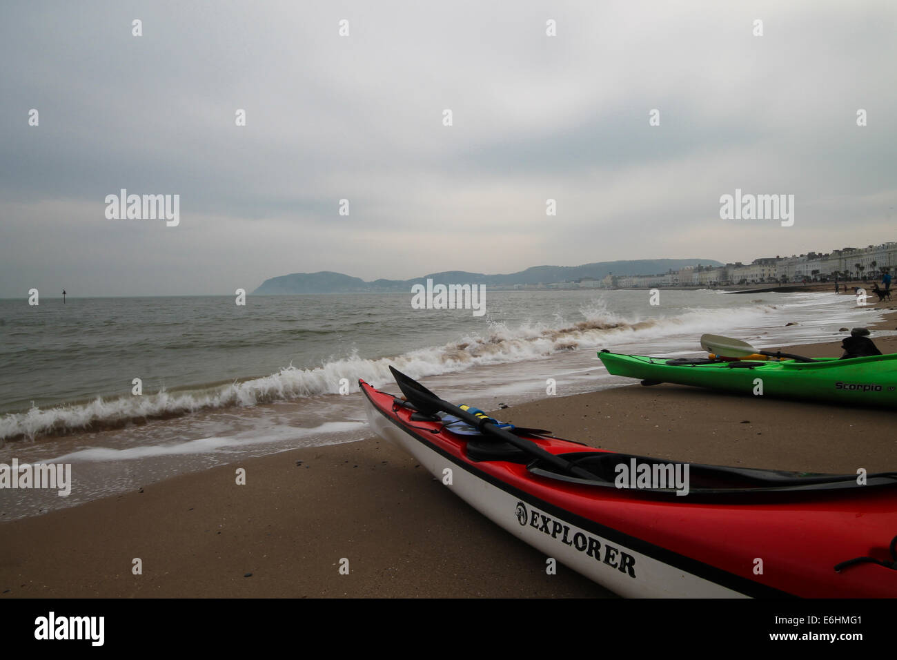 Canoe sulla spiaggia di Llandudno Foto Stock