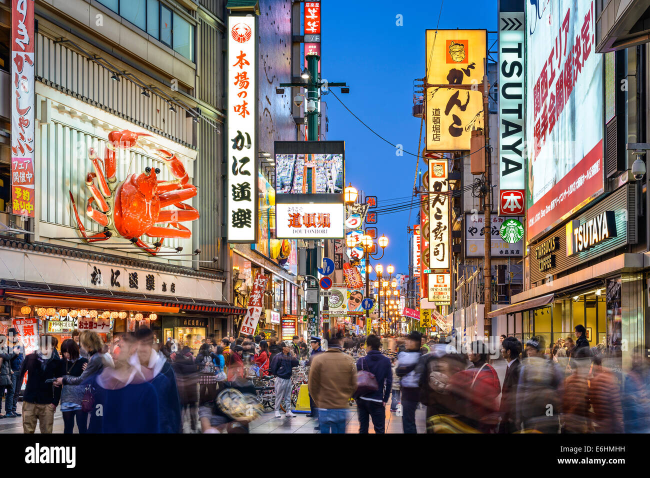 La folla a piedi sotto i segni di Dotonbori, Osaka, Giappone. Foto Stock