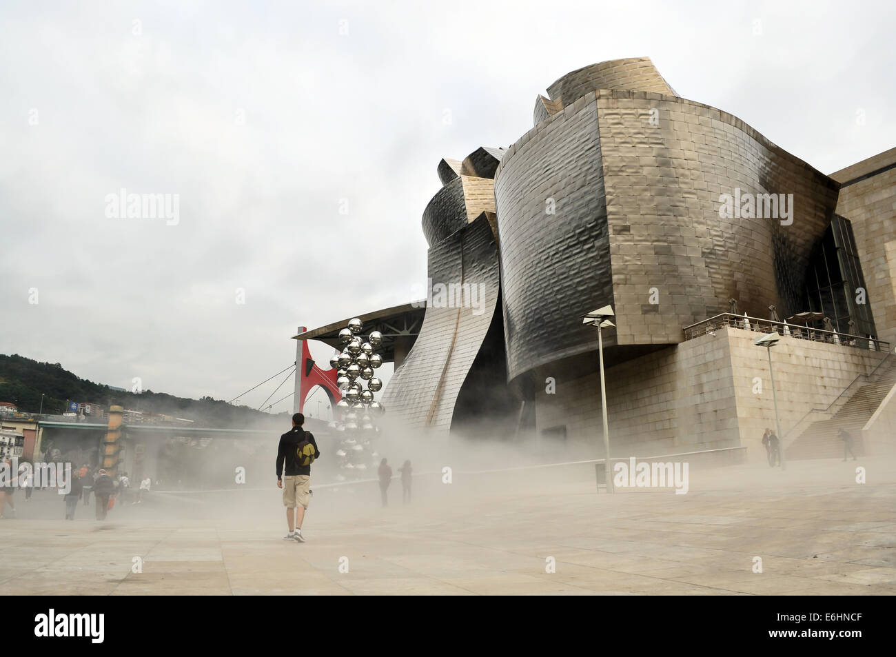 Nebbia avvolta Guggenheim di Bilbao plaza, Paese Basco in Spagna Foto Stock