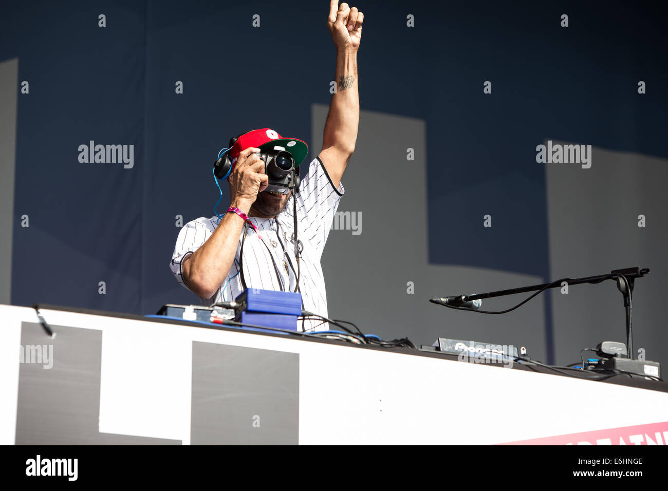 Liverpool, Regno Unito. 24 Ago, 2014. British electronic music artist e DJ, Goldie, ha svolto una serie di fronte a migliaia al Liverpool International Music Festival (LIMF) a Sefton Park domenica, 24 agosto 2014. LIMF è il più grande free music festival in Europa. Credito: Christopher Middleton/Alamy Live News Foto Stock