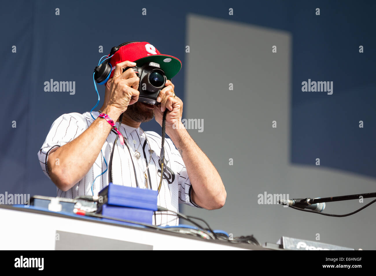 Liverpool, Regno Unito. 24 Ago, 2014. British electronic music artist e DJ, Goldie, ha svolto una serie di fronte a migliaia al Liverpool International Music Festival (LIMF) a Sefton Park domenica, 24 agosto 2014. LIMF è il più grande free music festival in Europa. Credito: Christopher Middleton/Alamy Live News Foto Stock