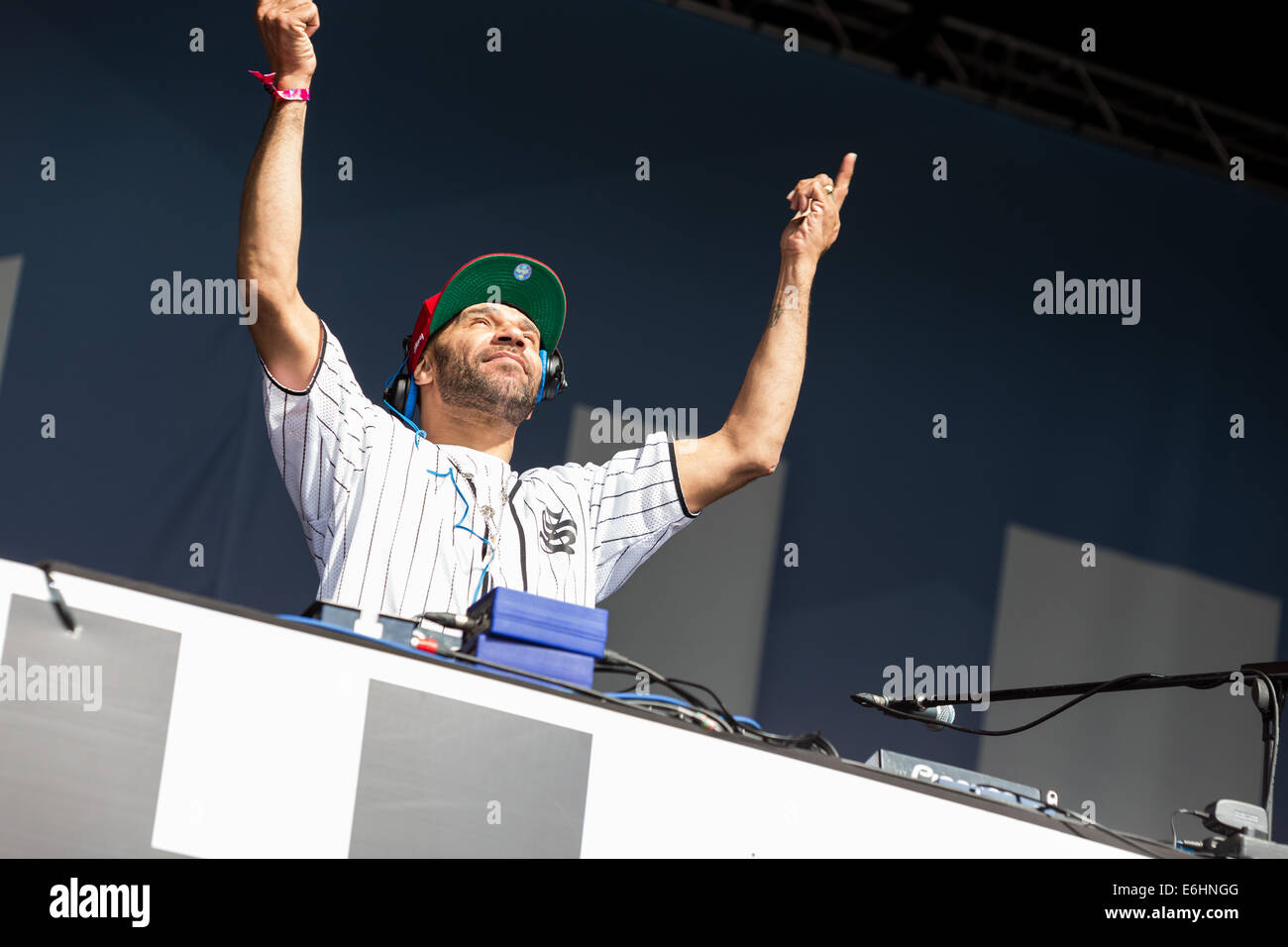 Liverpool, Regno Unito. 24 Ago, 2014. British electronic music artist e DJ, Goldie, ha svolto una serie di fronte a migliaia al Liverpool International Music Festival (LIMF) a Sefton Park domenica, 24 agosto 2014. LIMF è il più grande free music festival in Europa. Credito: Christopher Middleton/Alamy Live News Foto Stock