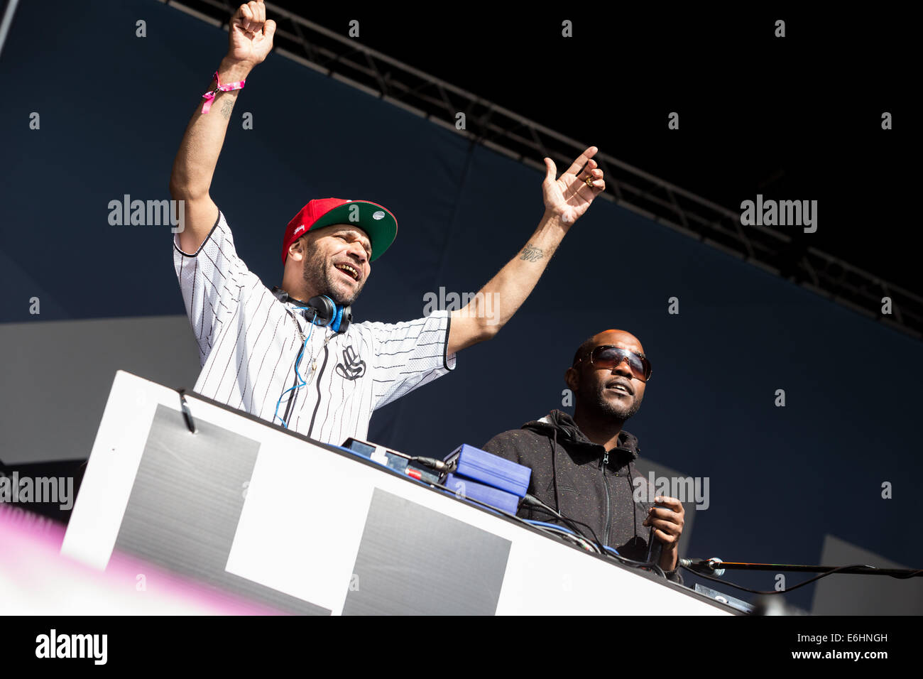 Liverpool, Regno Unito. 24 Ago, 2014. British electronic music artist e DJ, Goldie, ha svolto una serie di fronte a migliaia al Liverpool International Music Festival (LIMF) a Sefton Park domenica, 24 agosto 2014. LIMF è il più grande free music festival in Europa. Credito: Christopher Middleton/Alamy Live News Foto Stock