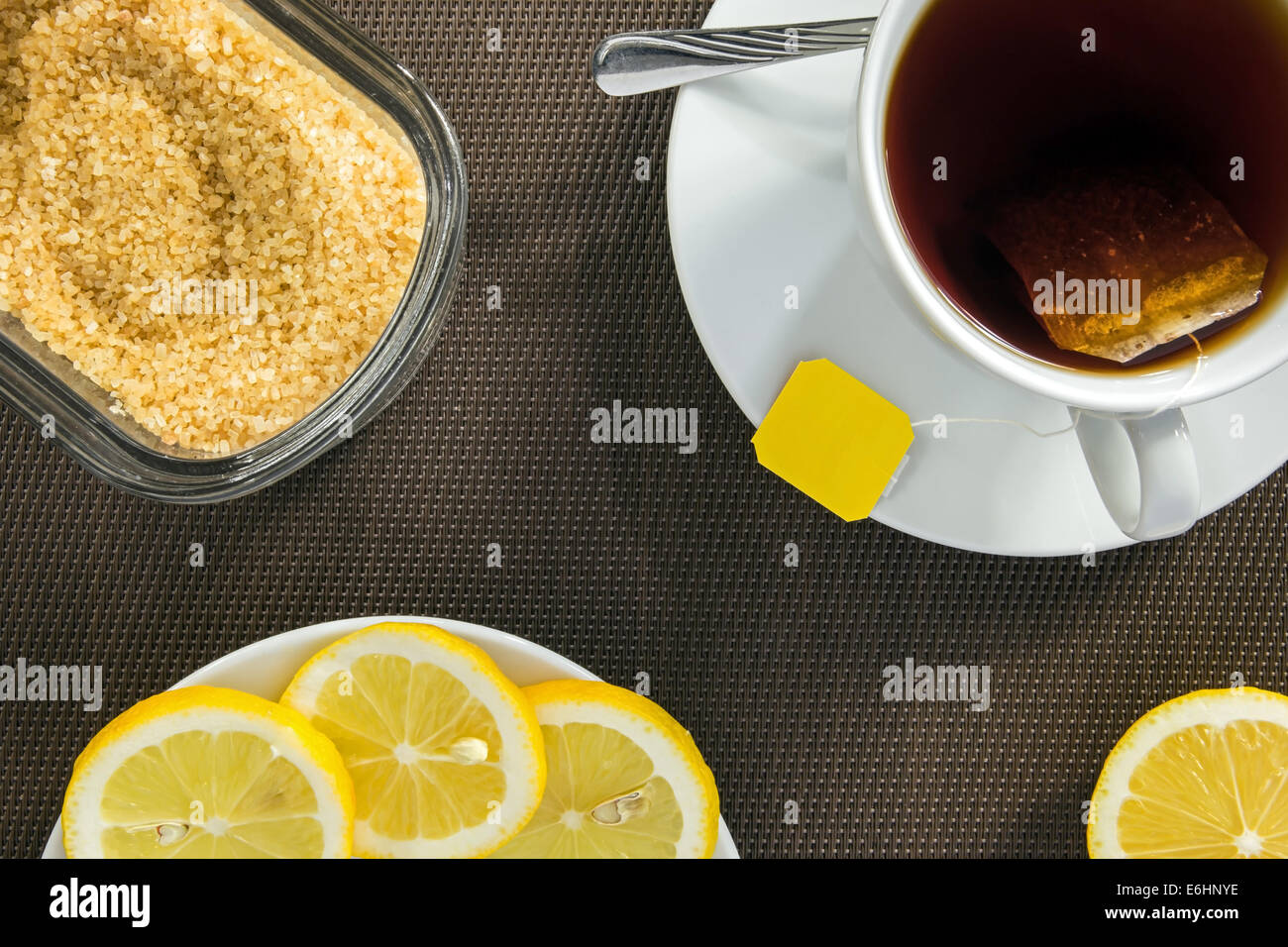 Vista aerea della tazza da tè, fette di limone e zucchero di canna. Foto Stock