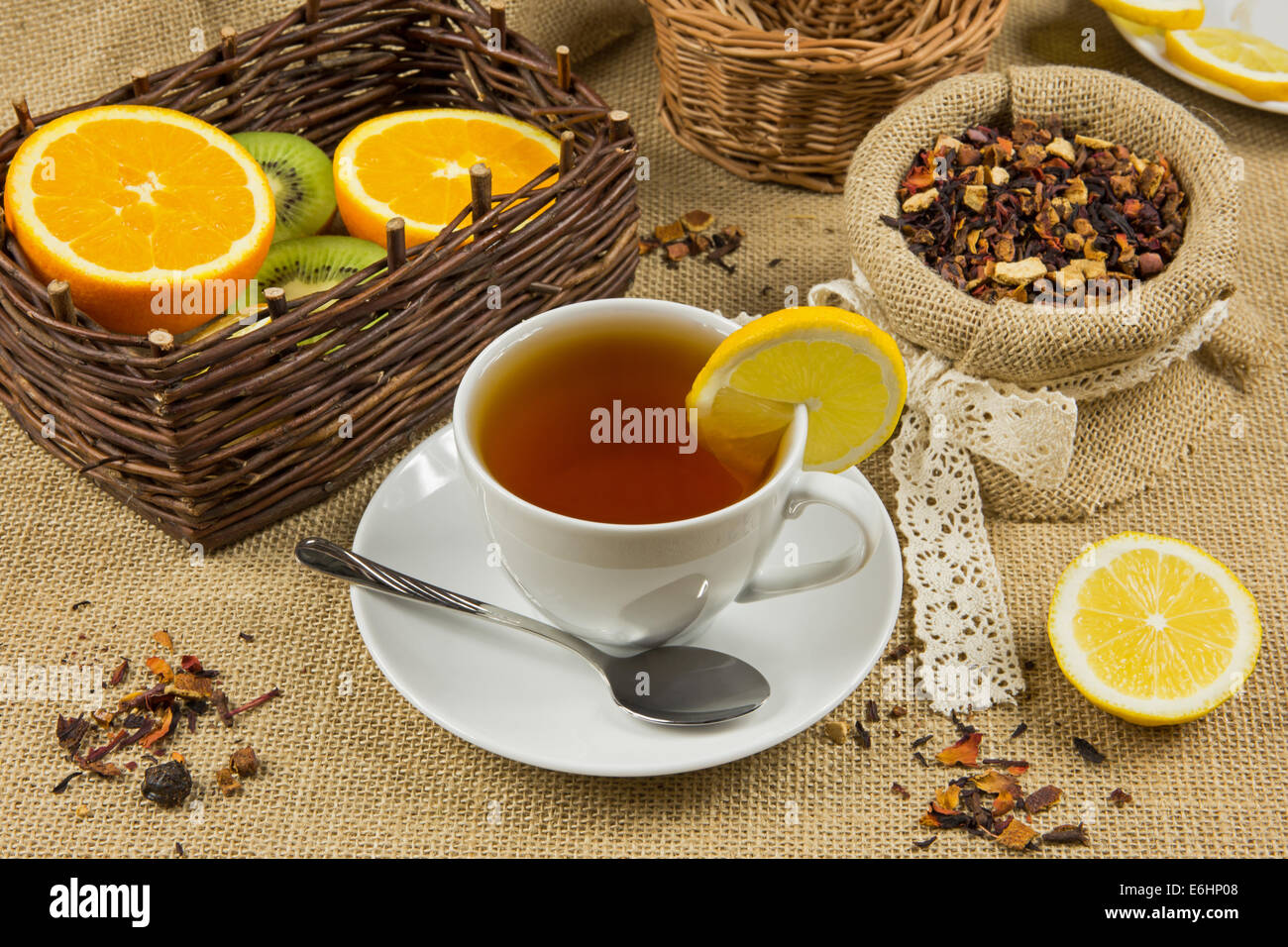 Calda tazza di tè di erbe foglie e frutti maturi Foto Stock