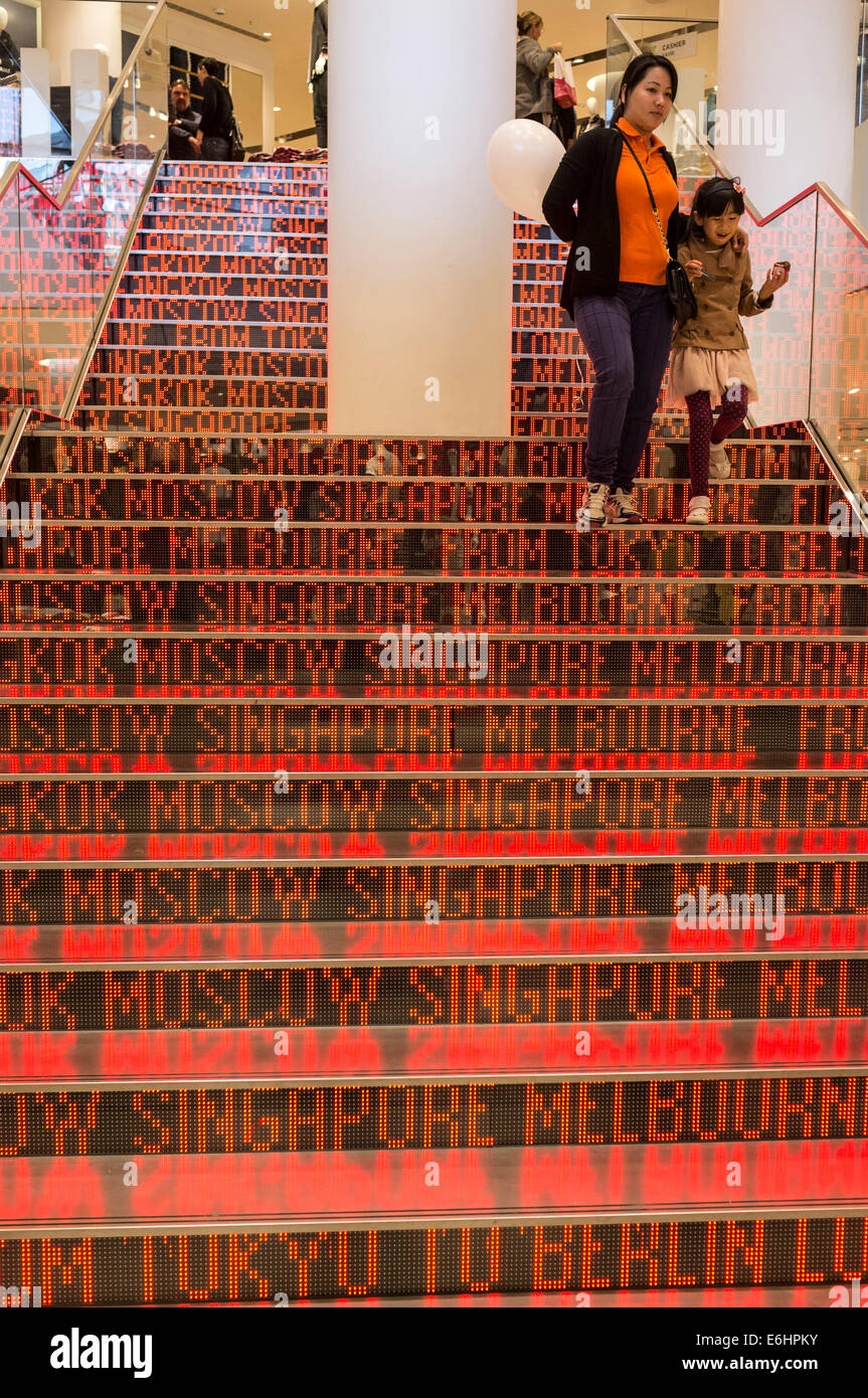 Scalone interno di Uniqlo store a Berlino Germania Foto Stock Scalone interno di Uniqlo store a Berlino Germania Foto Stock