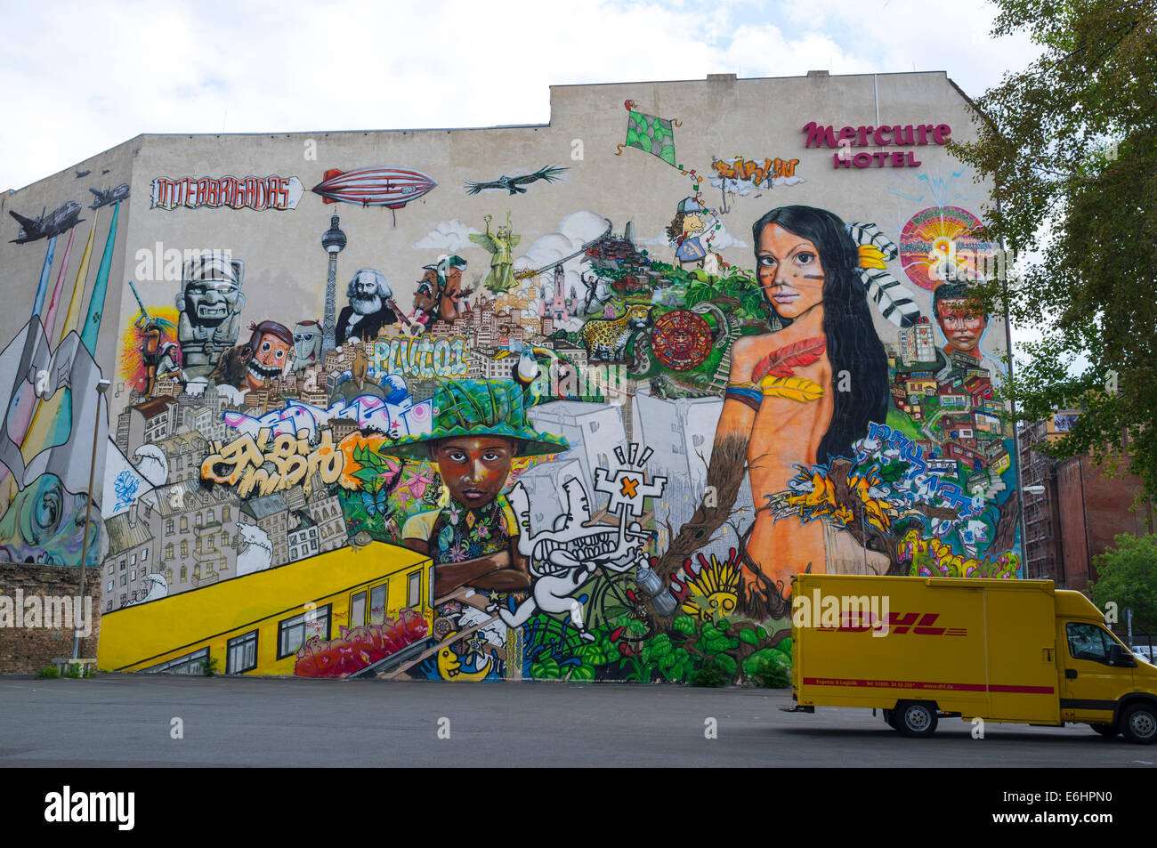 Via grande arte murale sulla parete di edificio in Mitte Berlino Germania Foto Stock