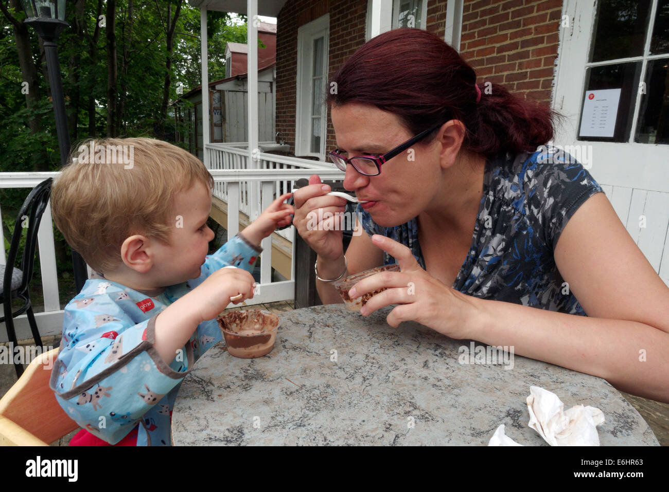 Una madre e figlio godendo di un gelato insieme Foto Stock