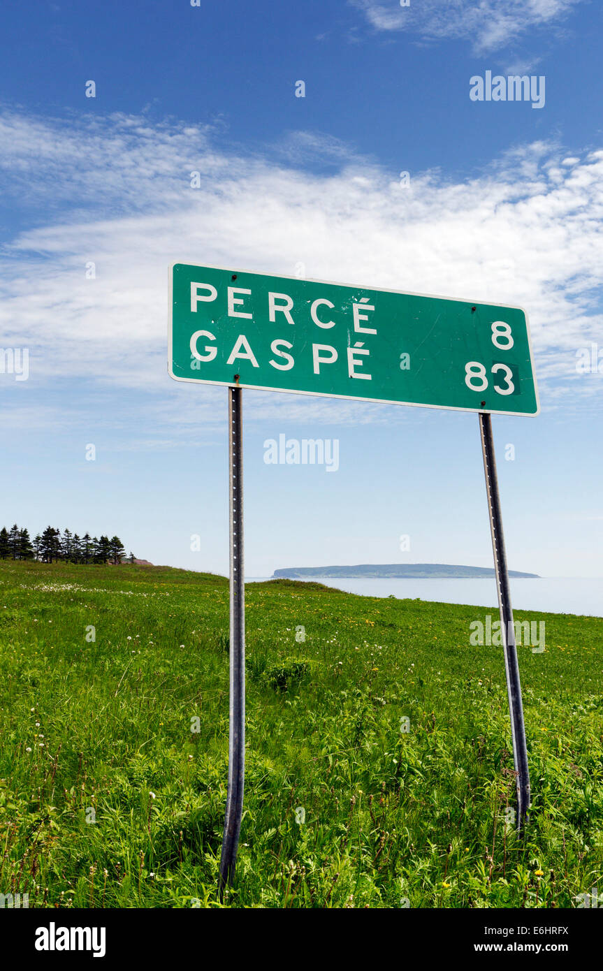Un cartello stradale che mostra Percé e Gaspé in Gaspesie, Quebec, Canada con Bonaventura isola oltre Foto Stock