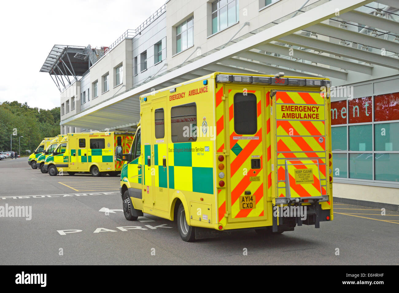 Est dell'Inghilterra ambulanza arrivo al reparto di emergenza e incidente del Broomfield Hospital con parte del porto di Heli sul tetto in alto a sinistra Essex Inghilterra UK Foto Stock